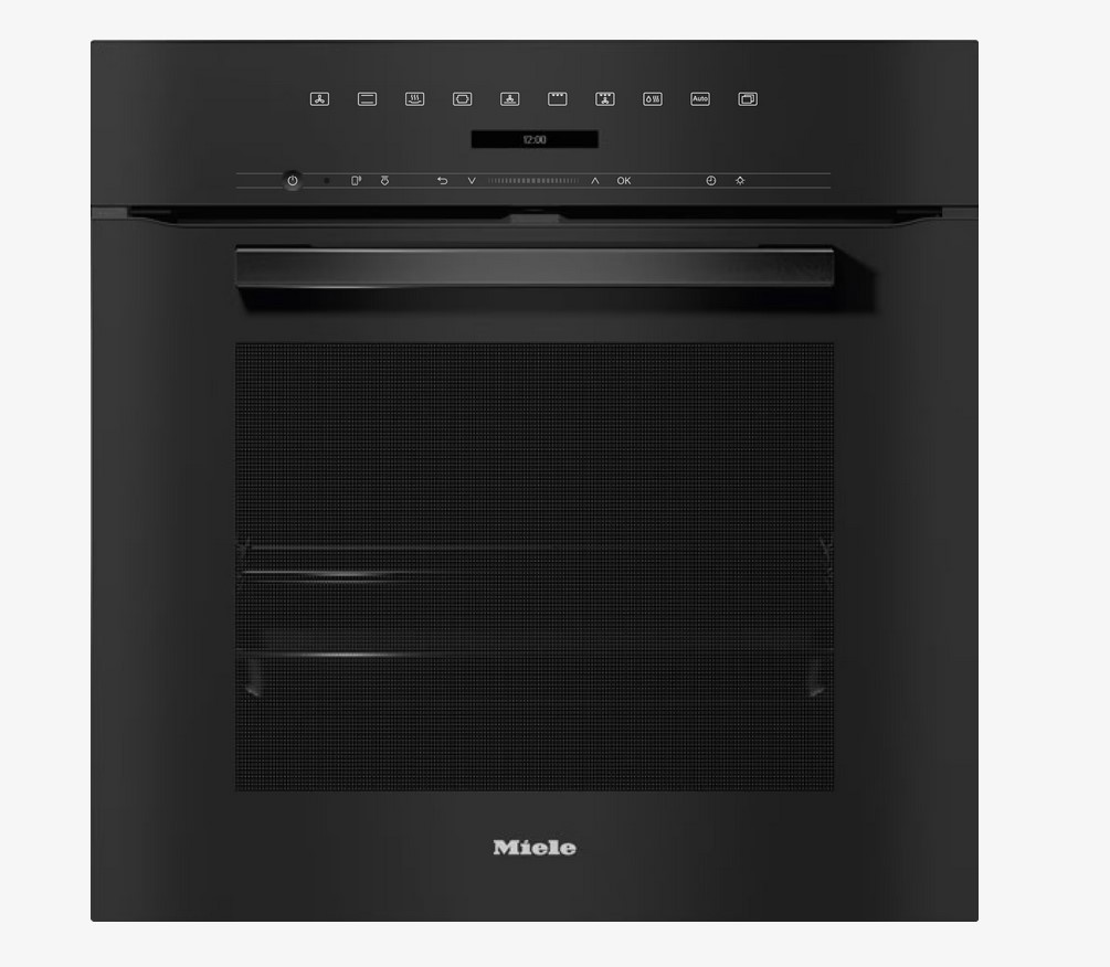 Vorderansicht eines eleganten, schwarzen Miele DGC 7250 Backofens mit dunkelgrauem Griff und klarer Glastür, vor einem schlichten hellen Hintergrund. Das Bedienfeld oben zeigt eine digitale Uhr, die auf 12:00 eingestellt ist.