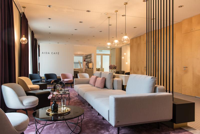 Modernes Café mit stilvoller Möbelanordnung, weichen Sofas und warmem Licht