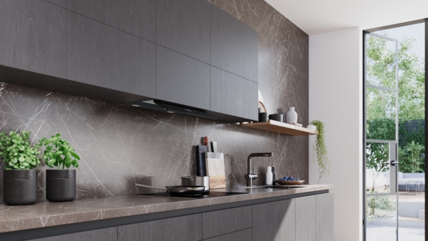 Gesamtansicht einer modernen Küche mit dunklen Hängeschränken und Unterschränken, einer marmorierten Rückwand und Arbeitsplatte. Die schwarze Dunstabzugshaube ist unauffällig in die Oberschränke integriert. Im Hintergrund ist eine Glastür zu sehen.