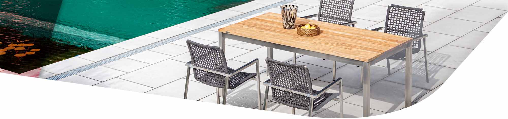 Gartenset mit Gartentisch aus Holz und Metallgestell am Pool stehend