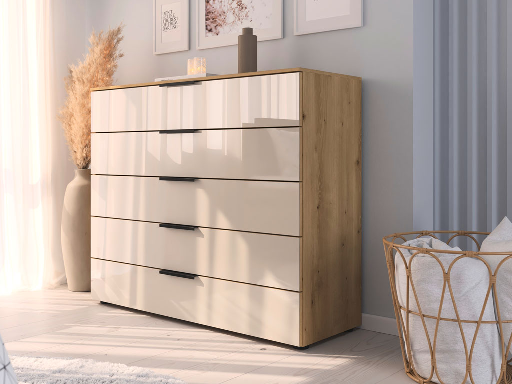 braun, beige Kommode mit schwarzen Griffen und mit fünf Schubladen stilvoll dekoriert in einem modernen Zimmer