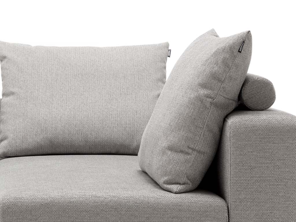 freistil Rolf Benz 198 - Rückenkissen mit Rolle | 80 x 52 cm Detailaufnahme eines grauen Sofas mit zwei großen Kissen, minimalistisch und stilvoll
