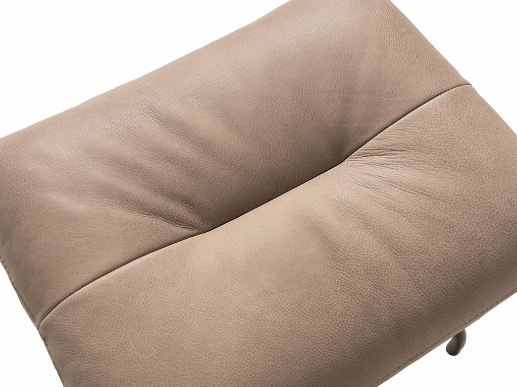 Nahaufnahme eines beigen Lederkissens mit sichtbarer Struktur