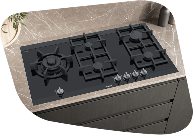 Einbau-Gaskochfeld mit fünf Kochzonen und eleganter Glasoberfläche auf einer Marmorarbeitsplatte montiert