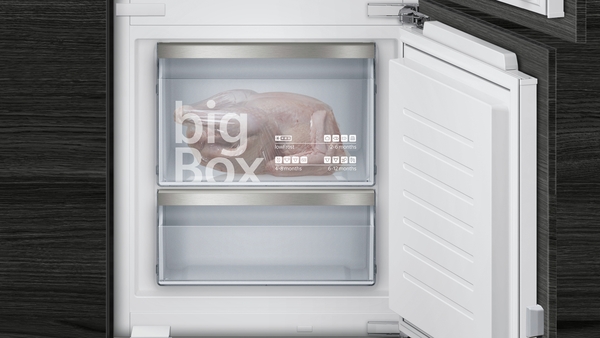 Ein geöffneter Gefrierschrank mit einer BigBox-Schublade, die einen tiefgefrorenen Truthahn enthält. Die Schublade ist groß und bietet viel Stauraum.