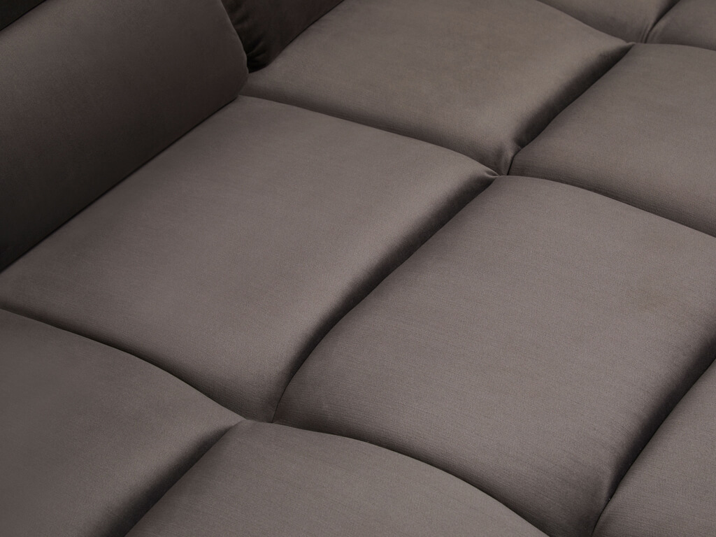 Nahaufnahme der dunkelgrauen, gesteppten Sitzfläche und Rückenlehne eines modularen Sofas. Die einzelnen Polstersegmente sind klar erkennbar.