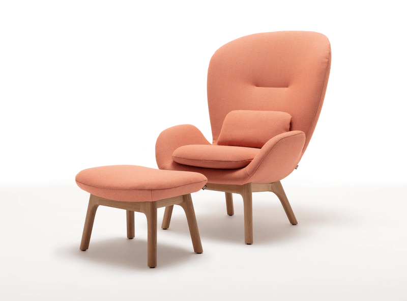 Stylischer Lounge-Sessel mit hoher Rückenlehne und Fußhocker in Orange auf Holzgestell