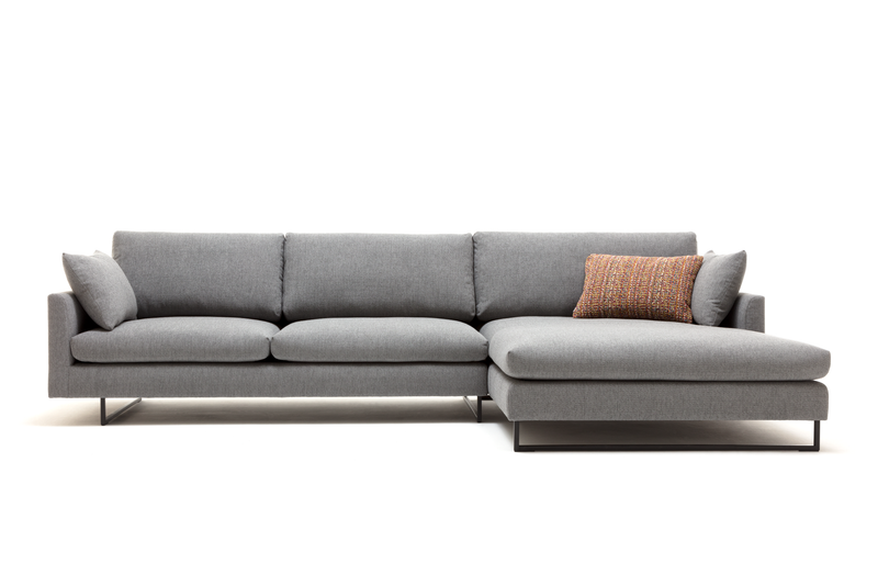 Graues Ecksofa mit orangem Kissen im modernen Stil