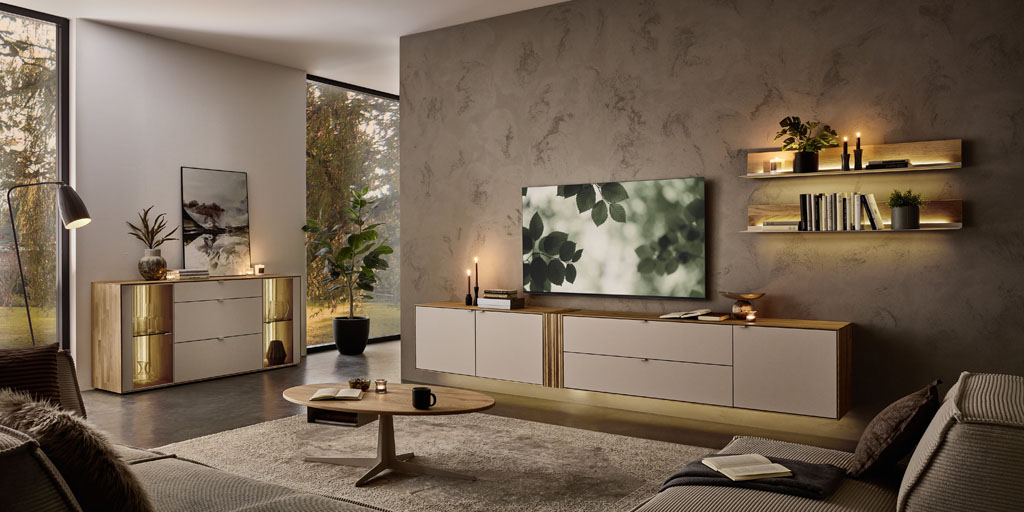 modernes braun-weißes großes Hängelowboard und zwei beleuchteten Wandpaneelen in einem modernen Wohnzimmer stilvoll dekoriert