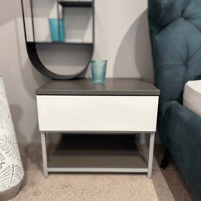 Staud. SINFONIE PLUS | Konsole Minimalistischer Nachttisch in modernen Farben mit türkisfarbenem Glasdekor auf der Oberfläche