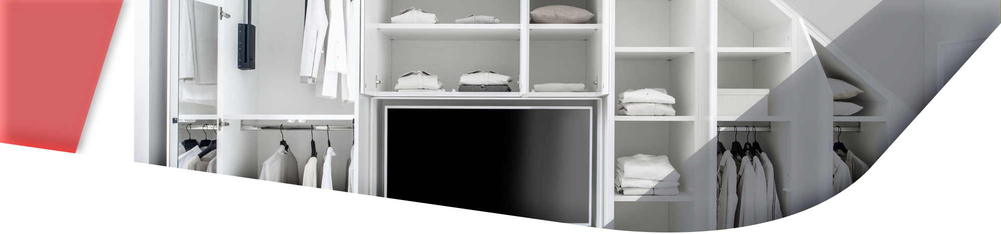 weißer Kleiderschrank in der DAchschräge mit integriertem Fernseher
