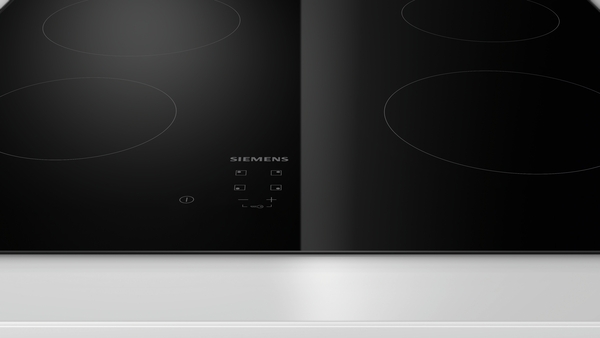 Schwarzes Siemens Induktionskochfeld mit vier Kochzonen und Touch-Bedienelementen