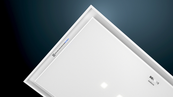 Weiße Siemens Dunstabzugshaube mit LED-Beleuchtung, in seitlicher Ansicht