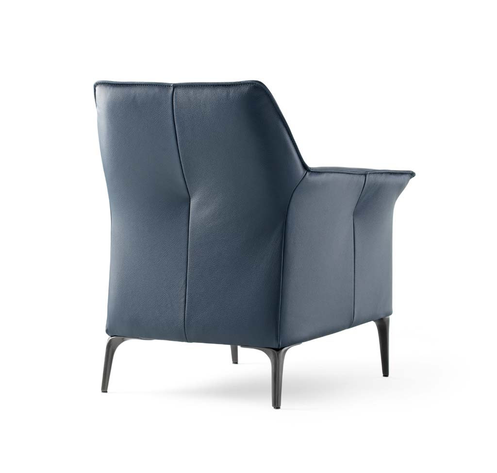 Rückansicht eines modernen blauen Ledersessels mit schmalen Beinen