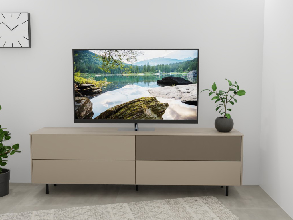 Sudbrock Goya - Lowboard mit Lochblechklappe | 2 Schubladen, 2 Klappen | B: 205,2 cm | Lack terra Ein moderner beigefarbener Wohnzimmerschrank, darauf steht ein Flachbildfernseher, der eine Naturlandschaft zeigt. Daneben eine dekorative Pflanze in einem Topf.