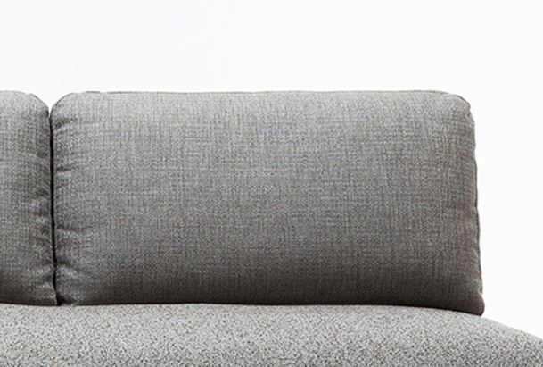 graues Rückenkissen für ein Sofa