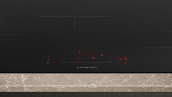 Modernes Siemens Induktionskochfeld mit digitaler Touch-Bedienung und Marmorarbeitsfläche