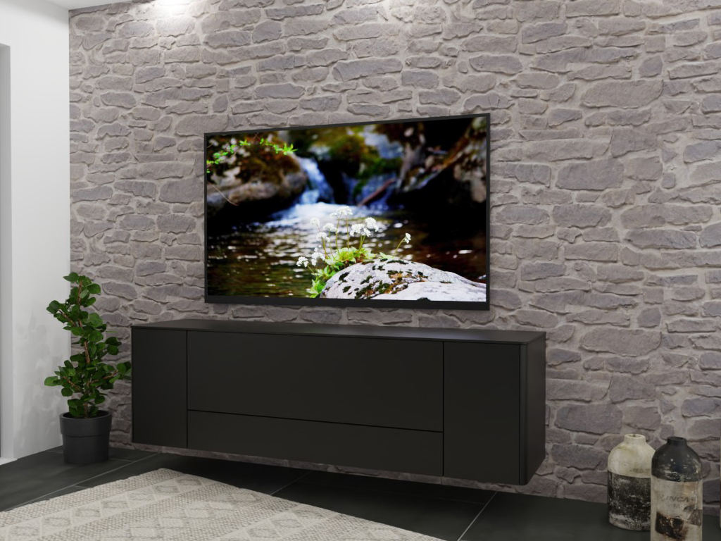 Sudbrock Goya - Sideboard | 2 Türen, 2 Schubladen | B: 185,4 cm | Lack cosmos-schwarz Ein stilvoll eingerichtetes Wohnzimmer mit einer Steinwand und einem modernen schwarzen TV-Schrank. Auf dem Fernseher ist ein Naturbild mit einem fließenden Bach zu sehen.