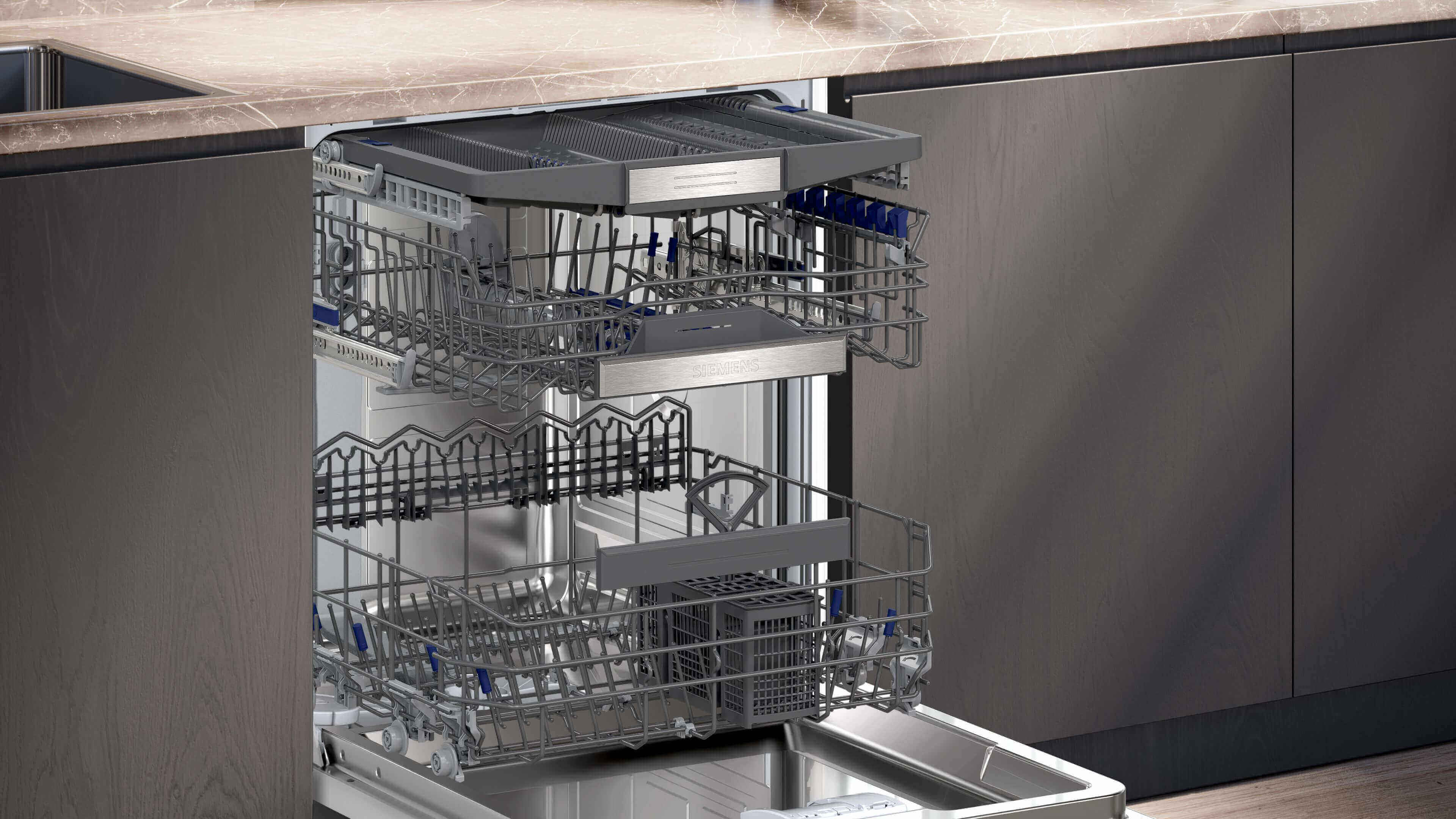 Der geöffnete Innenraum einer Siemens-Geschirrspülmaschine mit mehreren flexiblen Körben und einer Besteckschublade.