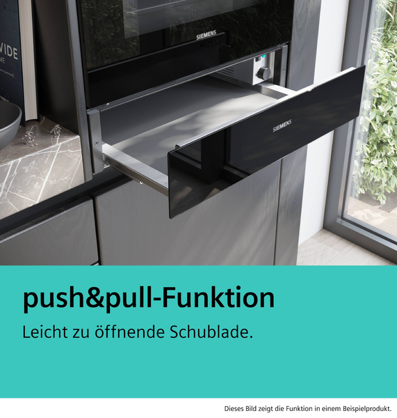 Eine leicht geöffnete schwarze Schublade unterhalb eines Backofens, die das grifflose Öffnen durch die push&pull-Funktion demonstriert.