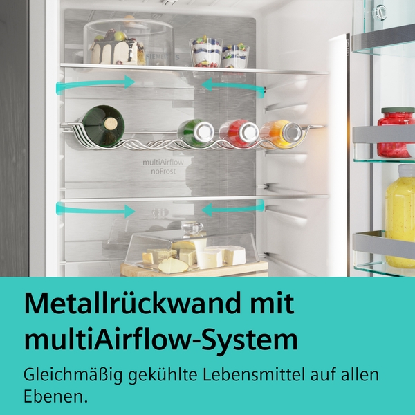 Innenansicht eines Kühlschranks mit Metallrückwand und multiAirflow-System, das eine gleichmäßige Kühlung der Lebensmittel gewährleistet