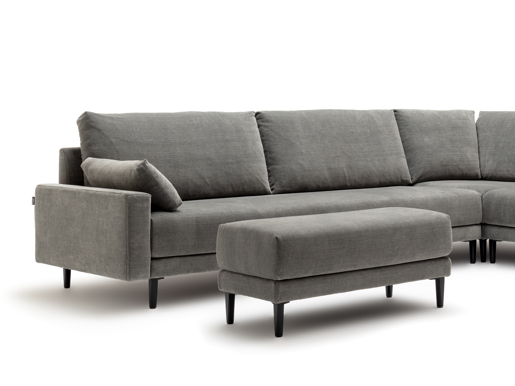 Modernes graues Ecksofa mit passender Ottomane, ideal für Wohnzimmer