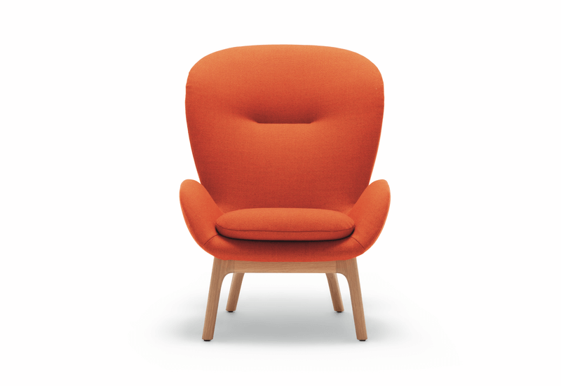 Sessel in orange mit Holz Gestell und futuristischer Form