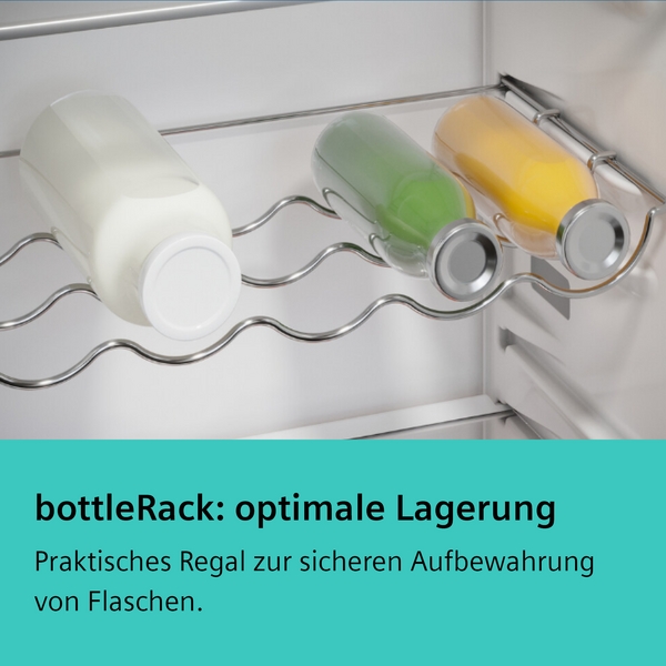 Detailaufnahme des "bottleRack" im Kühlschrank. Es handelt sich um ein gewelltes Metallregal zur liegenden, sicheren Lagerung von Flaschen