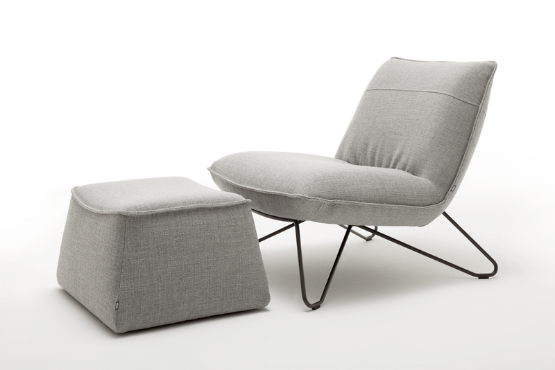 Grauer Lounge-Sessel mit passendem Hocker, Stahlrahmen
