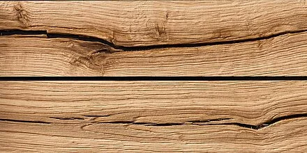 Nahaufnahme von natürlichen Holzlatten mit rustikaler Maserung und Rissen