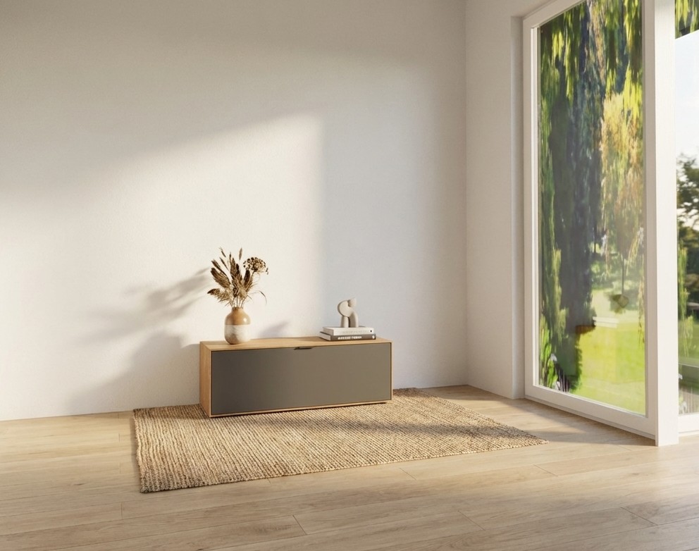 modernes braun graues Lowboard stilvoll dekoriert in einem modernen Zimmer