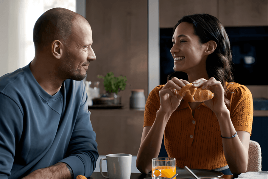 Mann und Frau unterhalten sich beim Frühstück