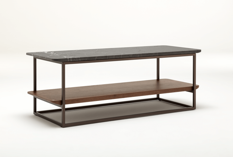 Moderner Couchtisch aus Metall mit Marmor-Oberfläche und Holzablage, ideal für stilvolle Wohnzimmer.