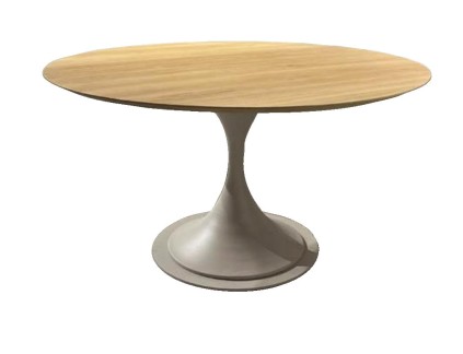 runder Holzesstisch mit Metallsäule und runder Bodenplatte in hellgrau vor weißem Hintergrund