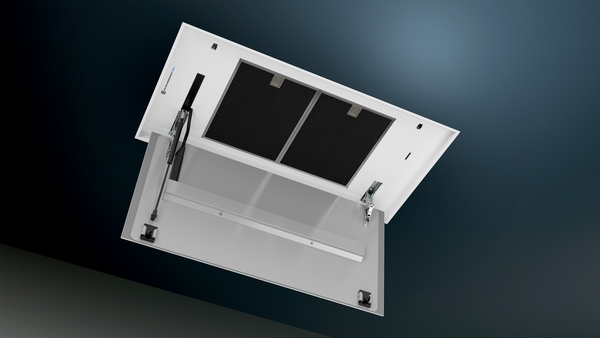 Geöffnete Dunstabzugshaube zeigt Filter und Mechanismus in einem modernen Design