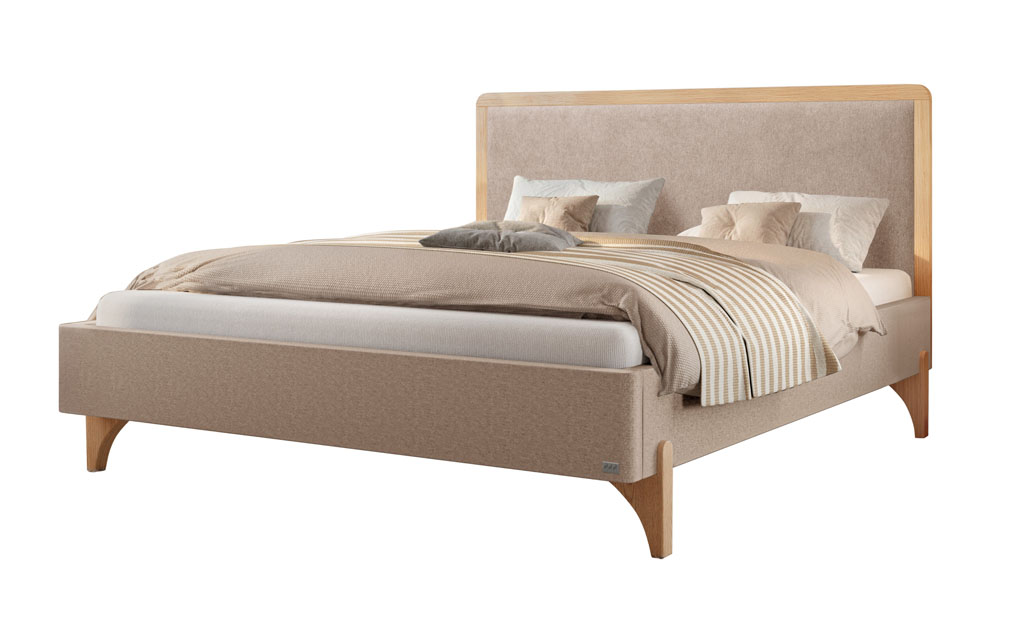 Freigestelltes Polsterbett in Sandfarben mit Eichenholzrahmen und passenden Holzfüßen, bezogen mit Kissen und Decke (KI-generiert)