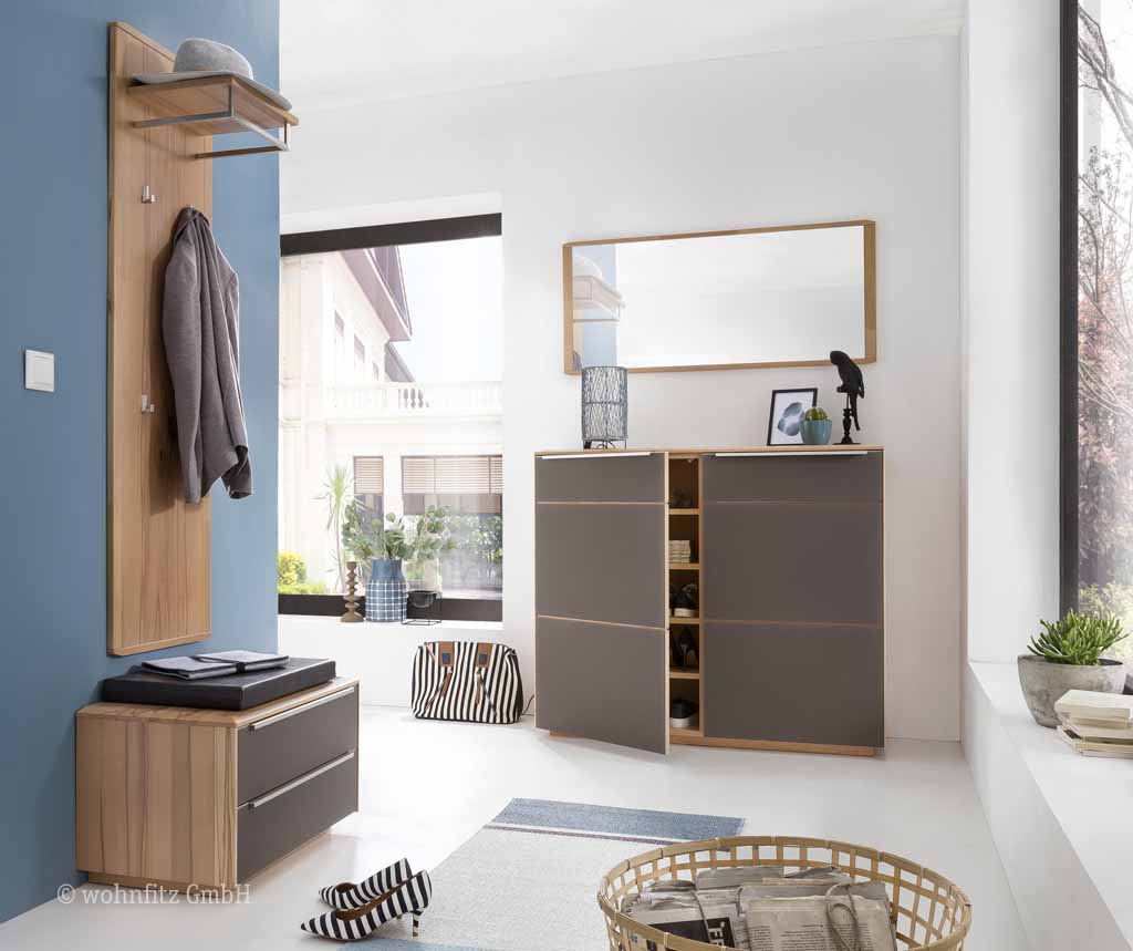 Bienenmühle Novum - Garderoben-Set, 4-teilig | Vorschlag 7 | Kernbuche furniert Helles und modernes Entrée mit Holz-Garderobe, grauen Möbeln und Dekorationen wie Pflanzen und Spiegel.