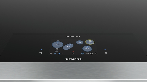 Nahaufnahme eines Siemens studioLine Induktionskochfelds mit modernem Touch-Display zur Steuerung verschiedener Kochfunktionen.