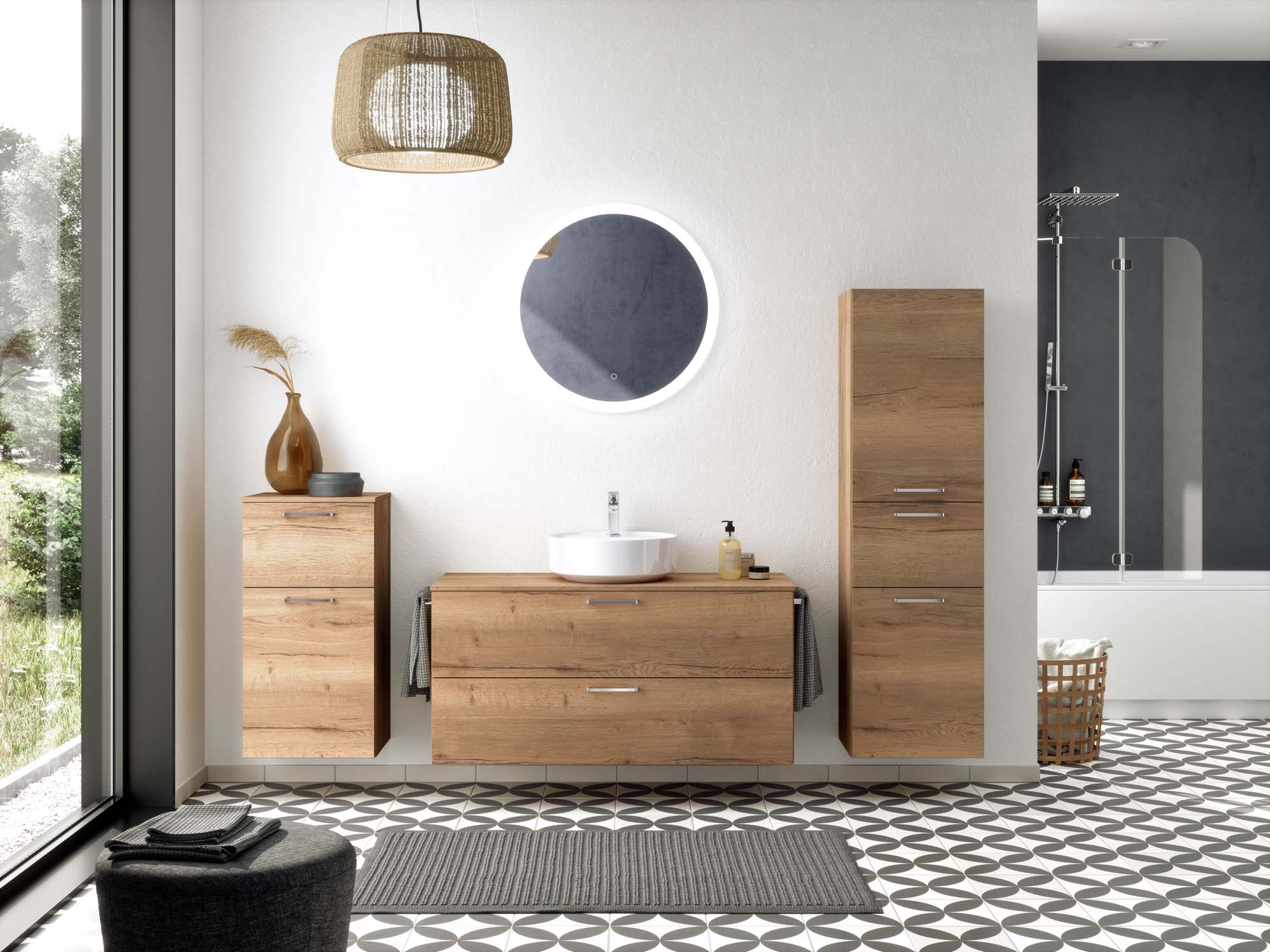 Ein stilvolles Badezimmer mit hölzernen Schränken, rundem Spiegel, Dusche und dekorativem Bodenmuster.