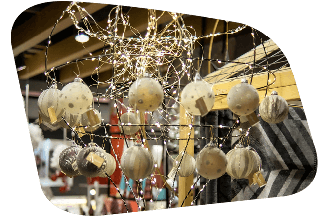 Lichterkette mit Christbaumkugeln