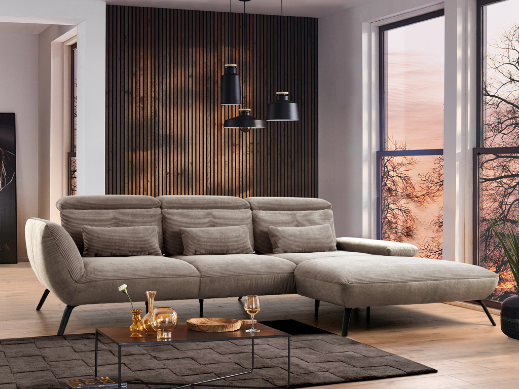 Poco Seattle - Polstergarnitur | Eckkombination | B: 301 cm Elegantes Ecksofa in Grau vor einer holzverkleideten Wand, mit einem Beistelltisch und großen Fenstern im Hintergrund in einem modernen Wohnzimmer.