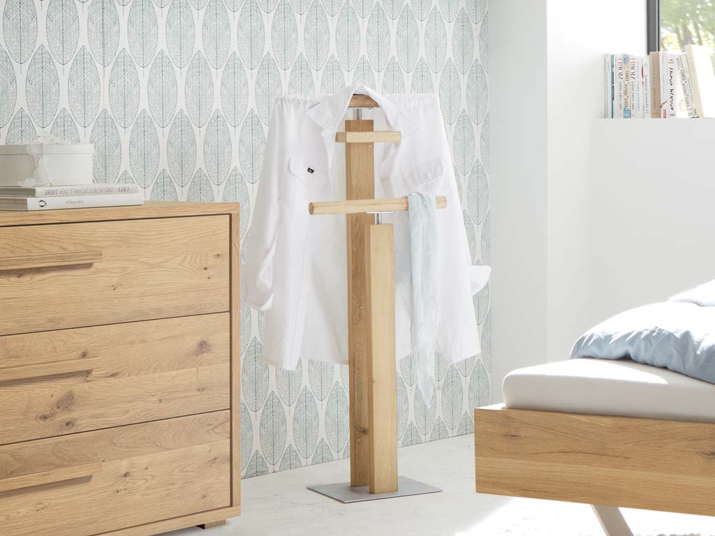 brauner Herrendiener mit weißem Hemd dekoriert in modernem Schlafzimmer