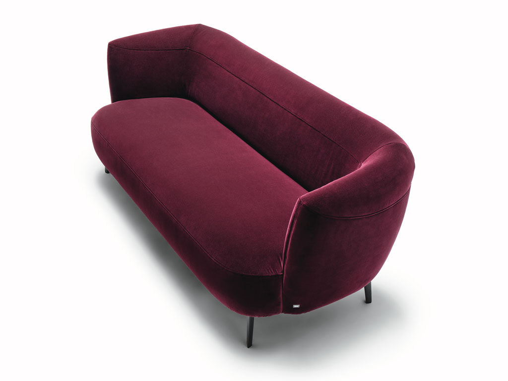 Rotes Designersofa mit Metallfüßen vor weißem Hintergrund