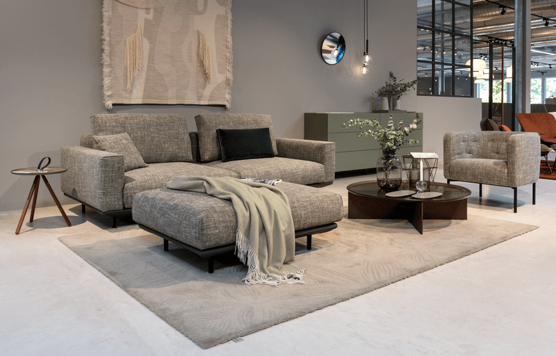 Möbelausstellung mit hellgrauer Couch und passenden Couch und Beistelltischen