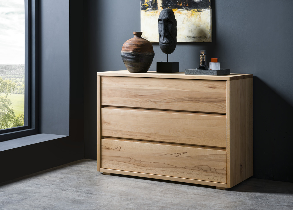 braune Kommode mit drei Schubladen stilvoll dekoriert in einem modernen zimmer cassetto von hasena