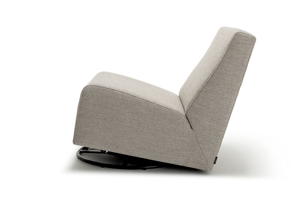 grauer Polstersessel in eckiger Form vor weißem Hintergrund