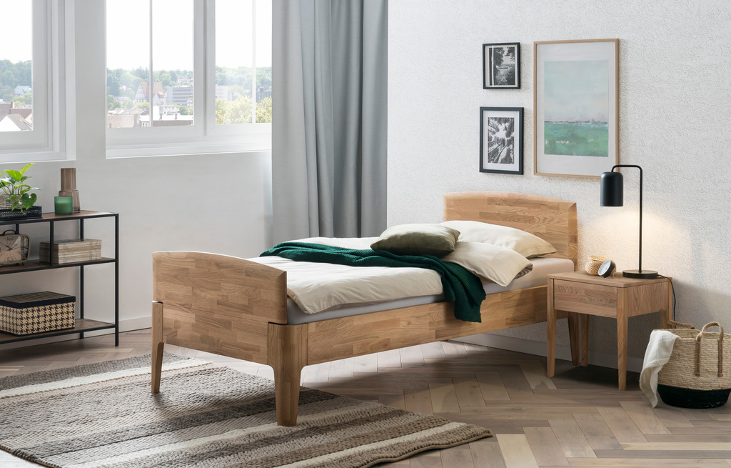 braunes Einzelbett mit Nachttisch stilvoll dekoriert in einem modernen Raum