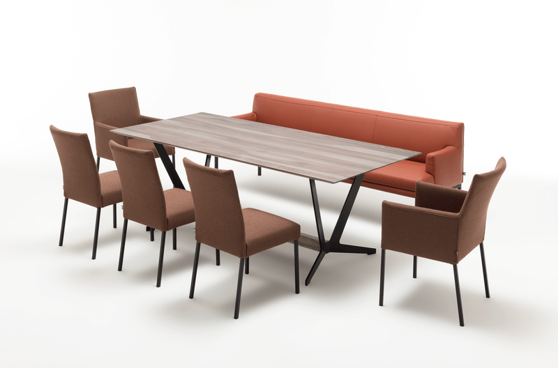 Esszimmer Einrichtung mit braun/oranger Polsterung