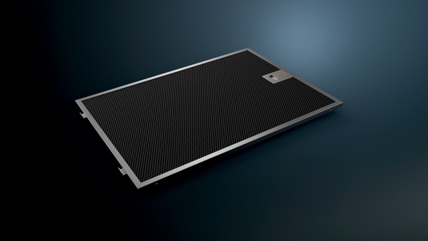 Schwarzer Metallfilter für Dunstabzugshauben auf dunklem Hintergrund