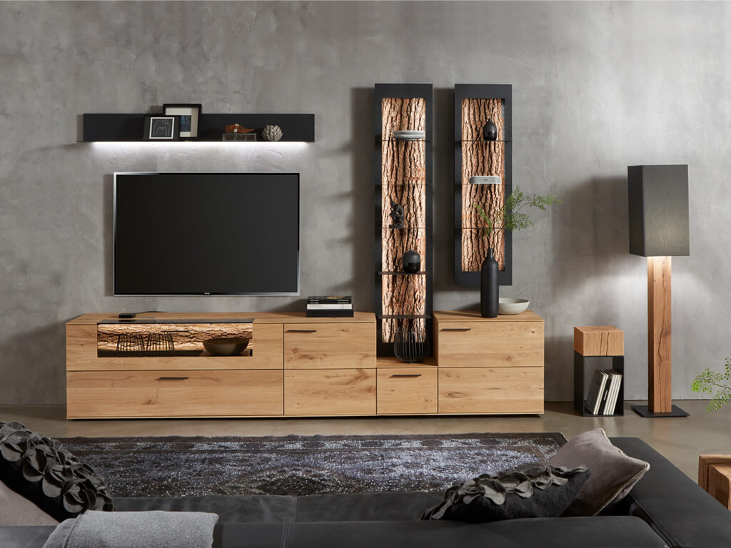 hartmann Runa | Wohnwand | Kombi Nr. 24 | B: 298 cm Wohnwand aus Massivholz mit Hängeelementen mit Akzent aus Baumrinde